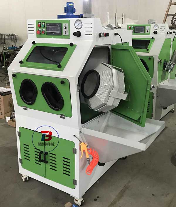 小型零部件 5G铝件双滚筒自动喷砂机-品牌 腾博 型号 TB-9080A 类型 自动喷砂机 喷嘴材料 碳化硼 干湿类型 干式 分离器直径 350mm 使用空气压力 ···